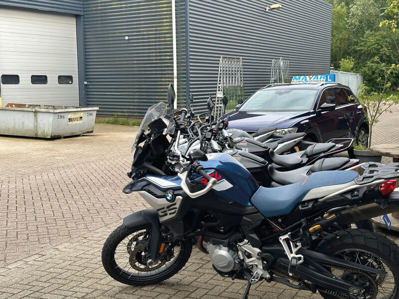 Motoren van Mayar Rijopleidingen geparkeerd voor het bedrijfspand